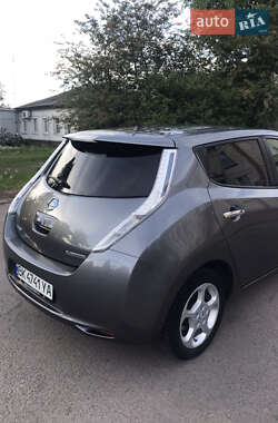 Хетчбек Nissan Leaf 2015 в 