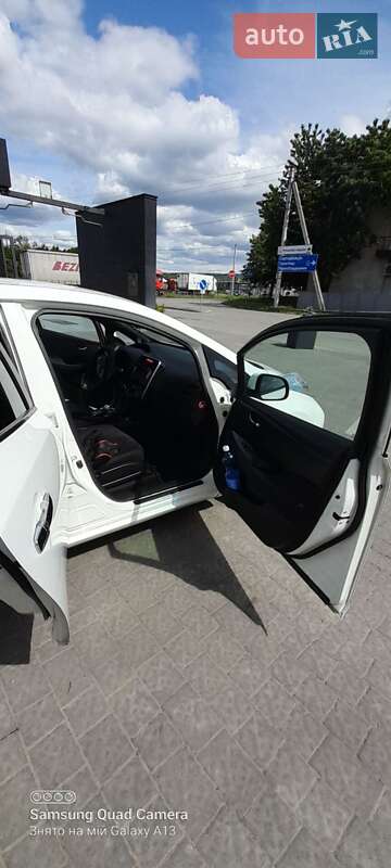 Хэтчбек Nissan Leaf 2016 в Ужгороде