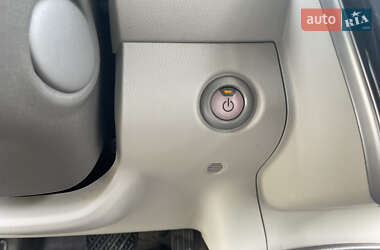Хэтчбек Nissan Leaf 2012 в 