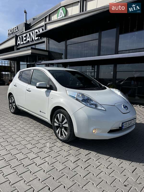 Хэтчбек Nissan Leaf 2015 в 