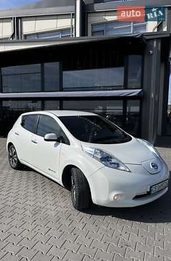 Хэтчбек Nissan Leaf 2015 в 
