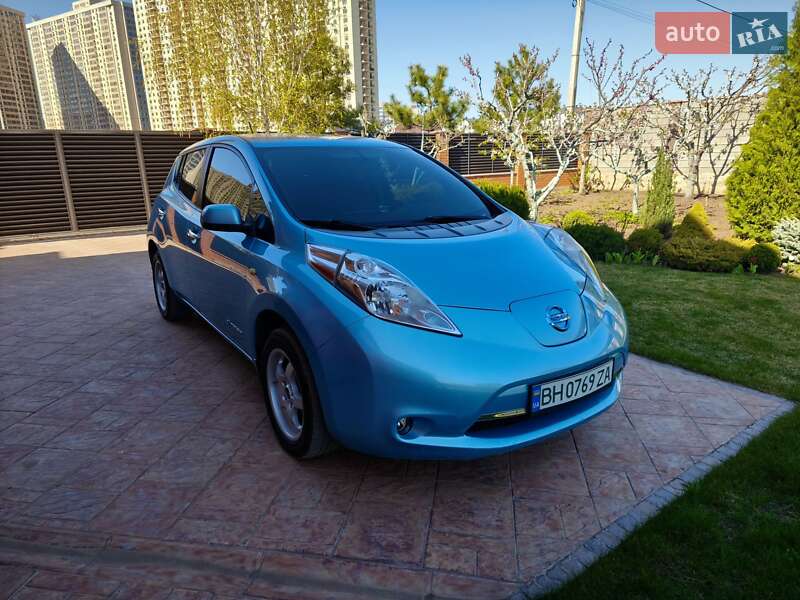 Хэтчбек Nissan Leaf 2015 в 