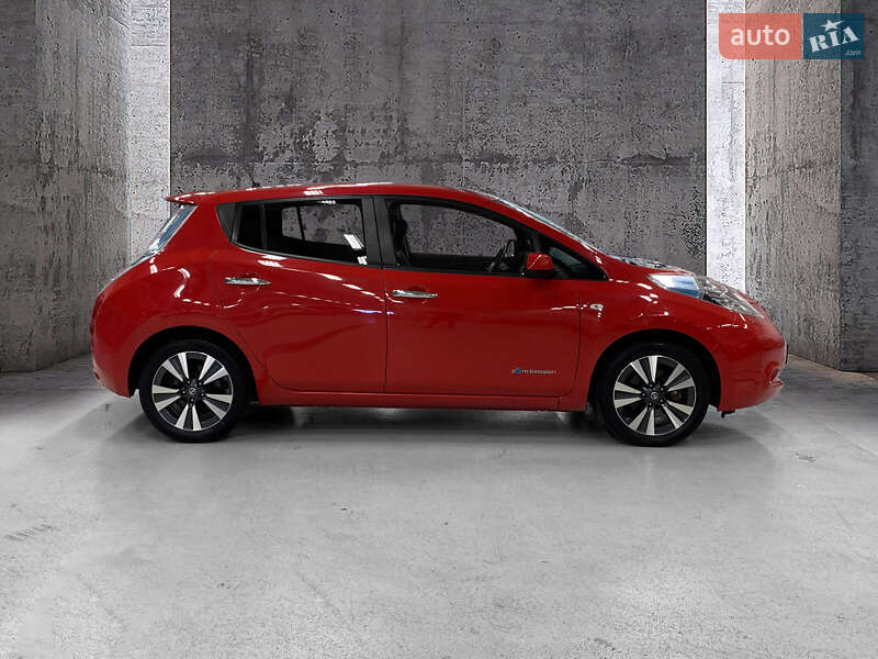 Хэтчбек Nissan Leaf 2015 в Киеве
