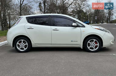 Хэтчбек Nissan Leaf 2012 в 