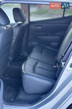 Хэтчбек Nissan Leaf 2013 в 