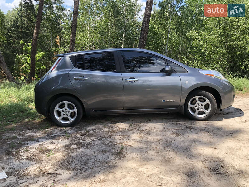 Хэтчбек Nissan Leaf 2015 в 