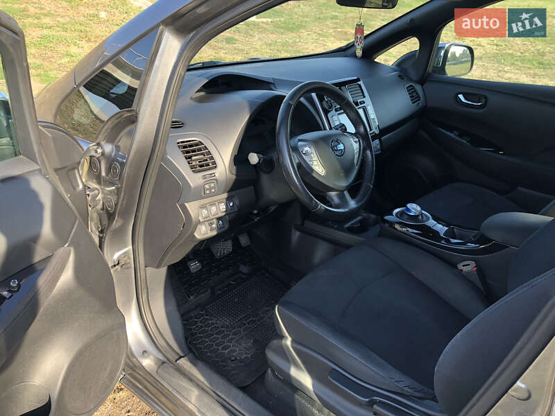 Хетчбек Nissan Leaf 2013 в Дніпрі
