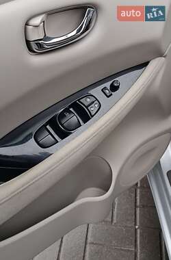Хэтчбек Nissan Leaf 2012 в 
