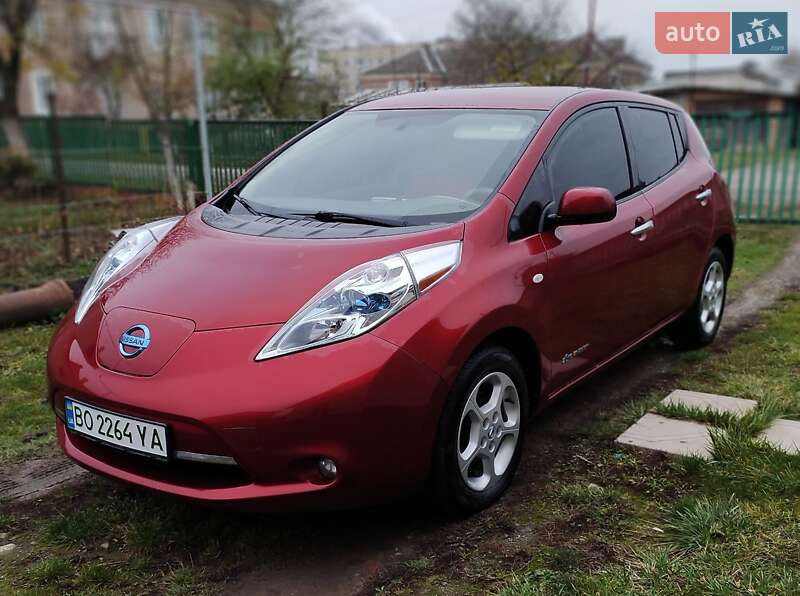 Хэтчбек Nissan Leaf 2012 в 