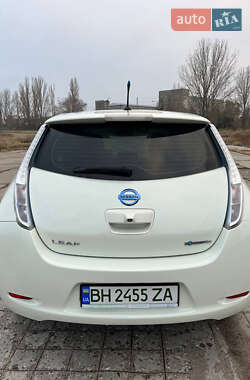 Хэтчбек Nissan Leaf 2012 в 