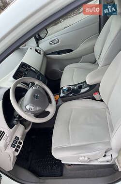 Хэтчбек Nissan Leaf 2012 в 