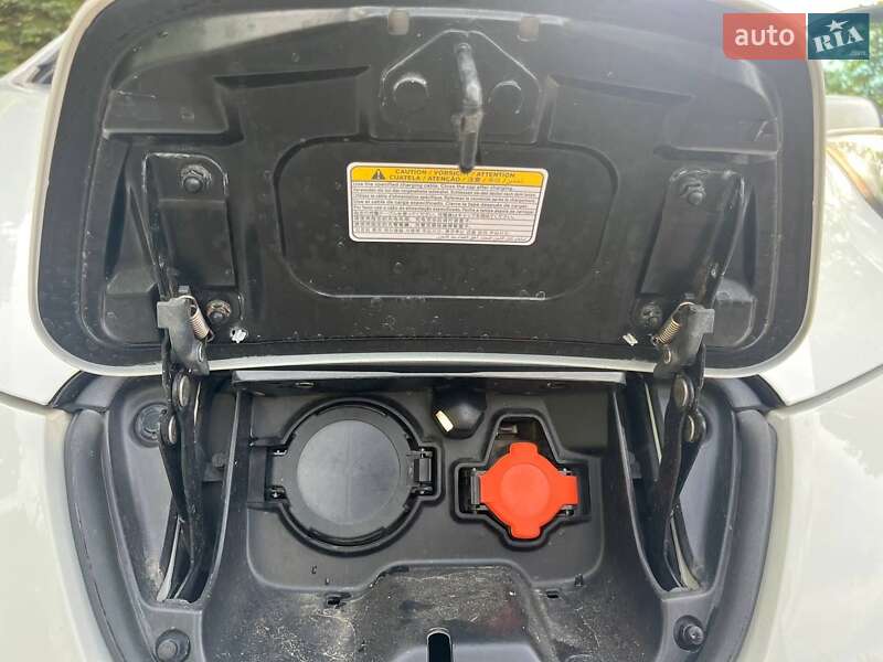 Хетчбек Nissan Leaf 2015 в Рава-Руській