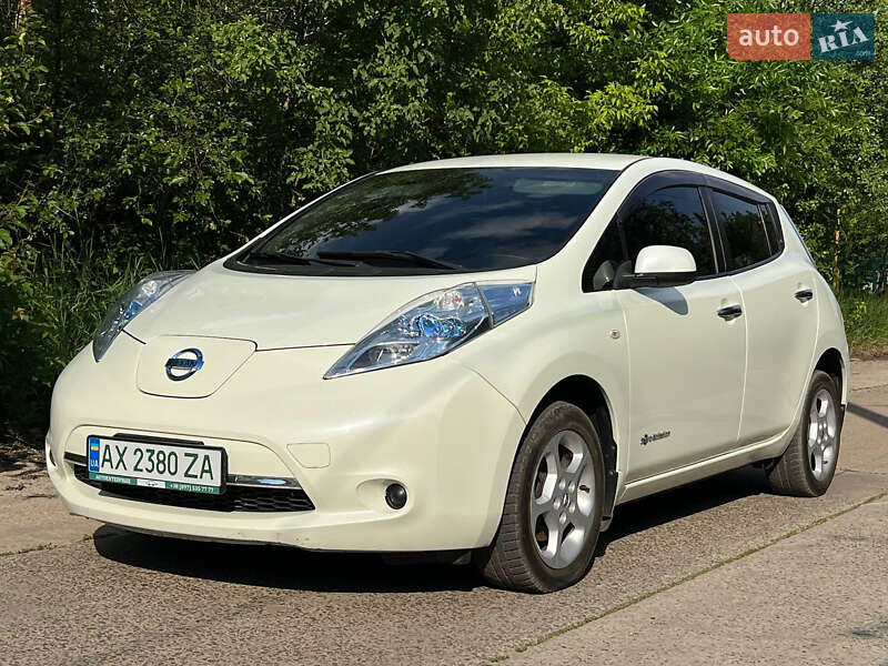 Хэтчбек Nissan Leaf 2011 в 