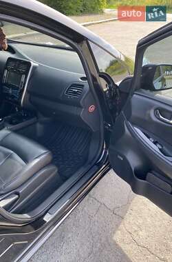 Хэтчбек Nissan Leaf 2015 в 