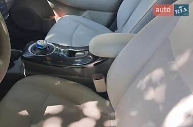 Хэтчбек Nissan Leaf 2012 в 
