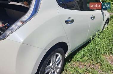 Хэтчбек Nissan Leaf 2012 в 