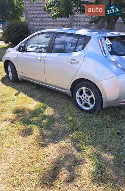Хэтчбек Nissan Leaf 2012 в 