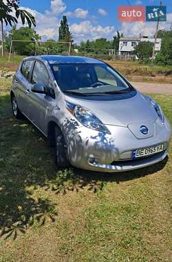 Хэтчбек Nissan Leaf 2012 в 