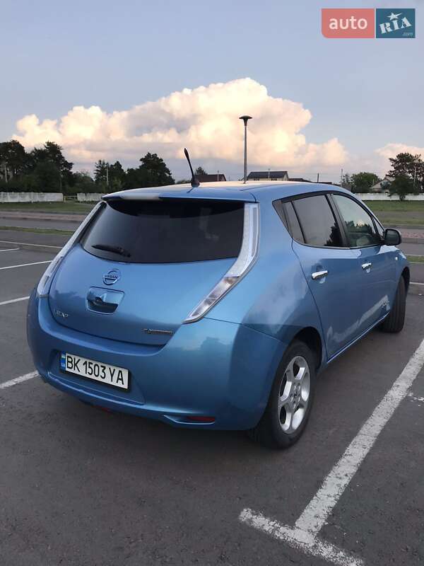 Хэтчбек Nissan Leaf 2011 в Сарнах