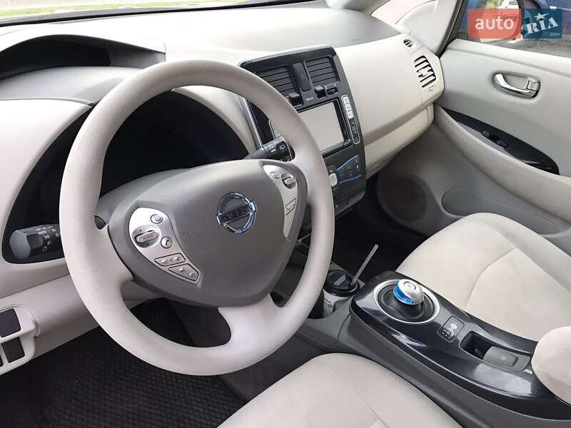 Хэтчбек Nissan Leaf 2011 в Сарнах