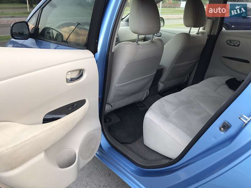 Хэтчбек Nissan Leaf 2011 в Сарнах