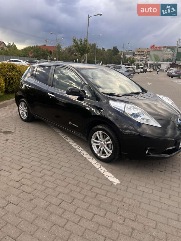 Хэтчбек Nissan Leaf 2012 в 