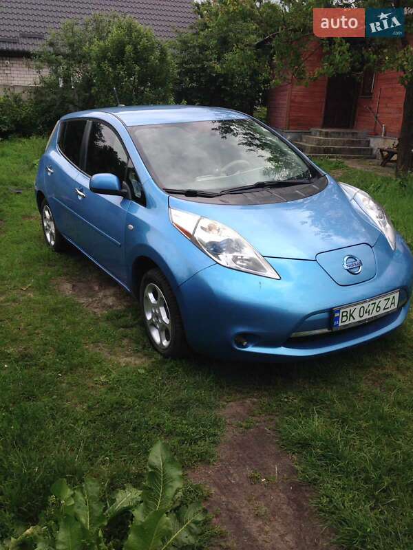 Хэтчбек Nissan Leaf 2011 в Сарнах