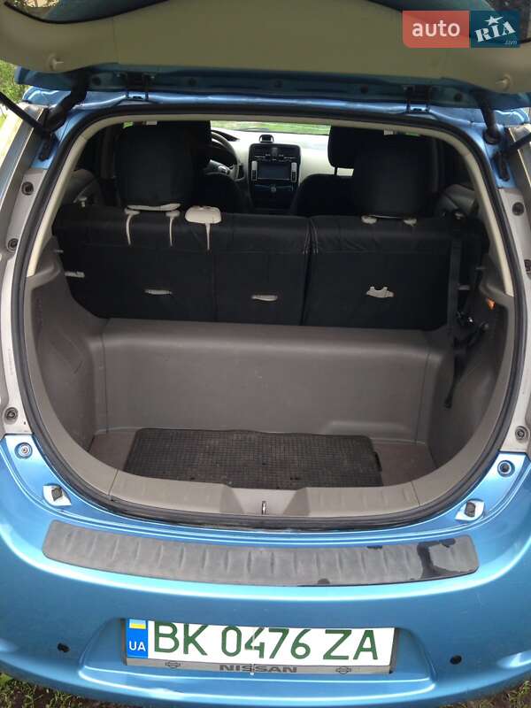 Хэтчбек Nissan Leaf 2011 в Сарнах