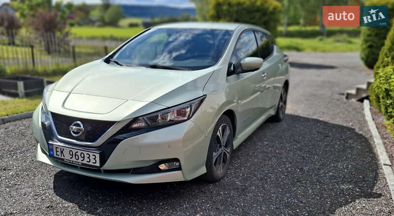 Хэтчбек Nissan Leaf 2018 в 