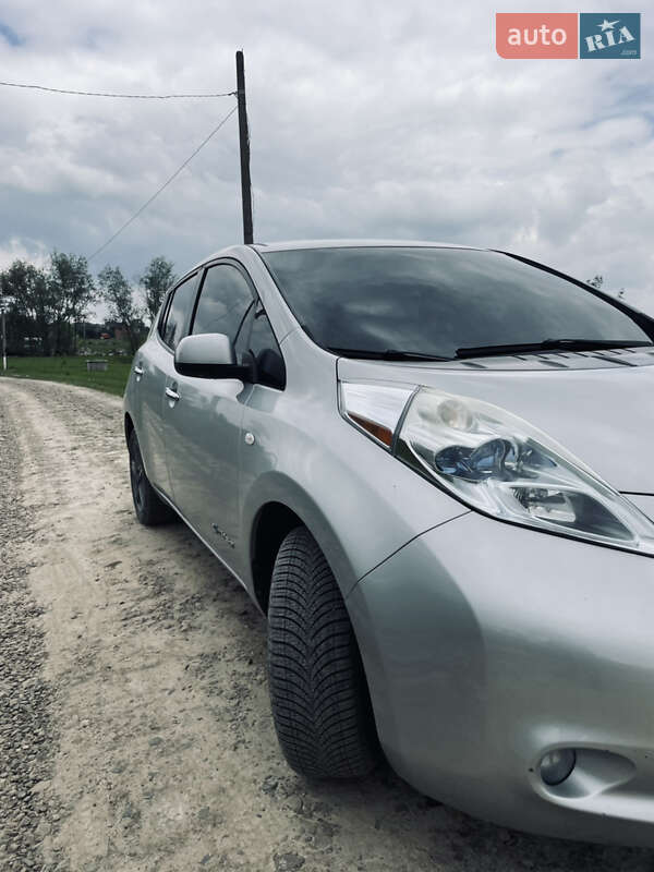 Хэтчбек Nissan Leaf 2011 в Глыбокой