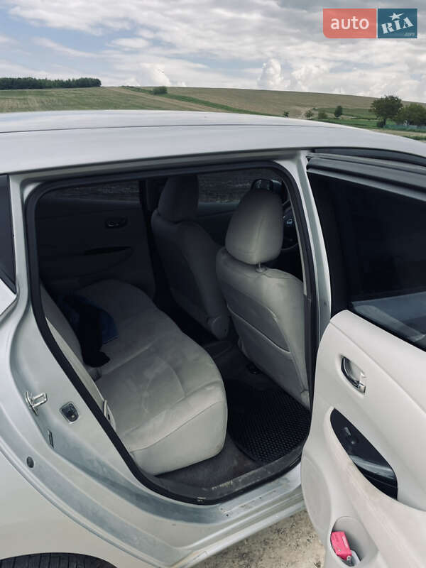 Хэтчбек Nissan Leaf 2011 в Глыбокой