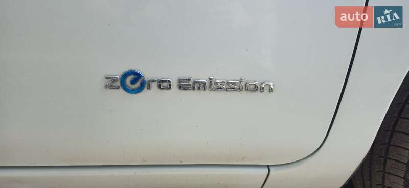 Хетчбек Nissan Leaf 2015 в Дніпрі