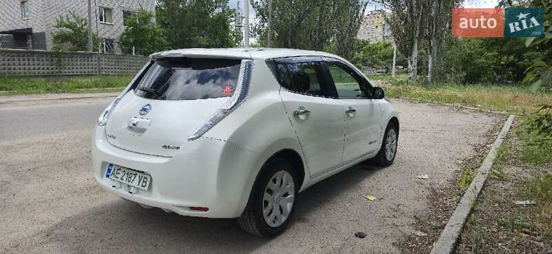 Хетчбек Nissan Leaf 2015 в Дніпрі