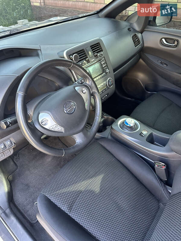 Хэтчбек Nissan Leaf 2013 в Черновцах