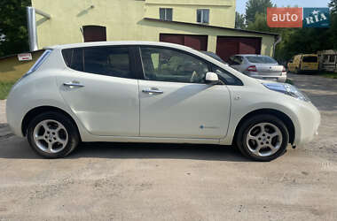 Хэтчбек Nissan Leaf 2012 в 