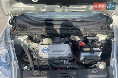 Хэтчбек Nissan Leaf 2012 в 