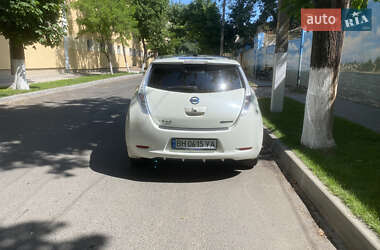Хэтчбек Nissan Leaf 2012 в 