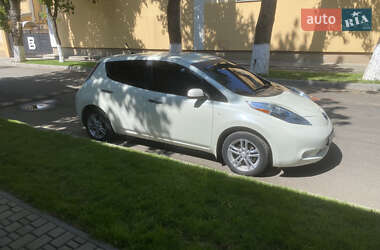 Хэтчбек Nissan Leaf 2012 в 