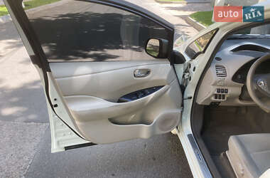 Хэтчбек Nissan Leaf 2012 в 
