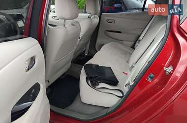 Хэтчбек Nissan Leaf 2012 в 