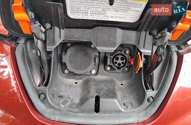 Хэтчбек Nissan Leaf 2012 в 