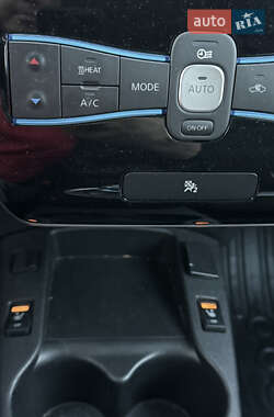 Хэтчбек Nissan Leaf 2016 в 