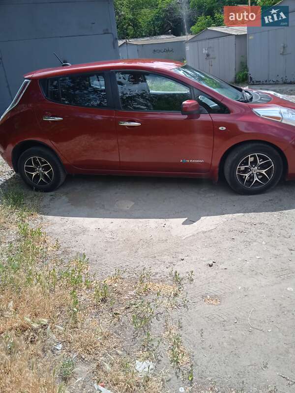 Хэтчбек Nissan Leaf 2015 в Днепре