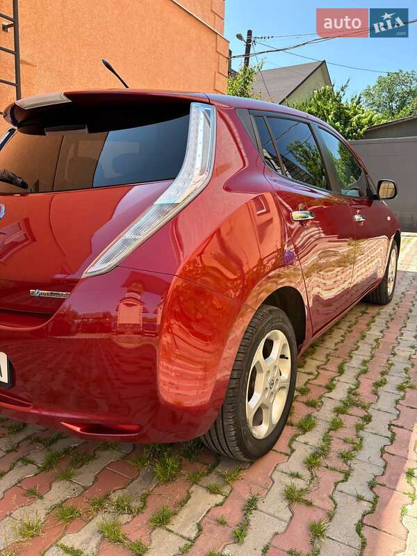 Хетчбек Nissan Leaf 2012 в Чернівцях