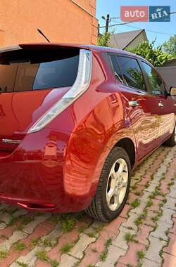 Хэтчбек Nissan Leaf 2012 в 
