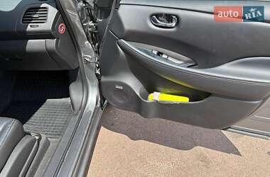 Хэтчбек Nissan Leaf 2016 в 