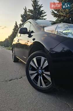 Хэтчбек Nissan Leaf 2013 в 