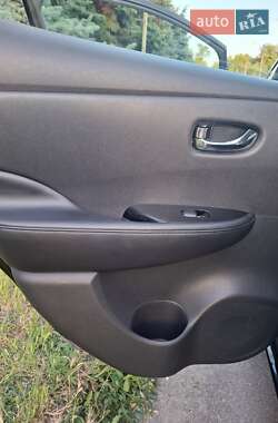Хэтчбек Nissan Leaf 2013 в 