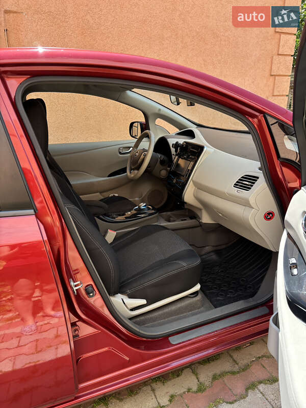 Хетчбек Nissan Leaf 2012 в Чернівцях
