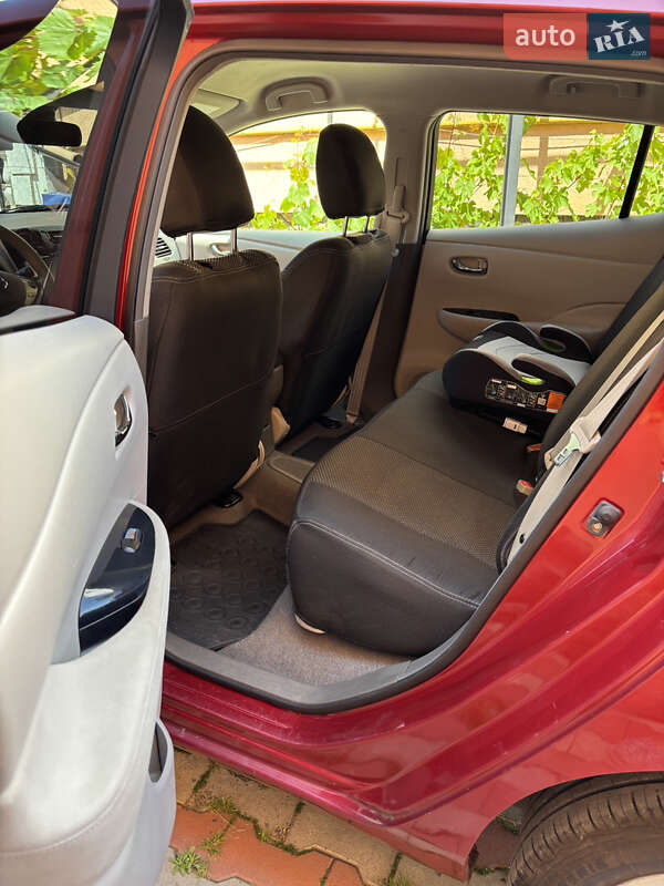 Хетчбек Nissan Leaf 2012 в Чернівцях